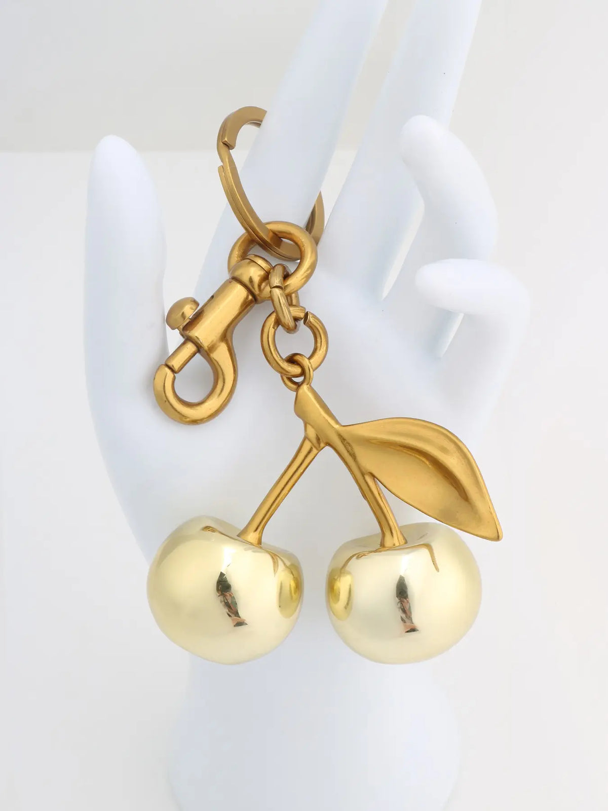 High-End Cherry Bag Charm, Resin Realistic Fruit Keychain, Resin Keyring, Heart Handle Keychains, Stylish Accessory for Bags and Keys