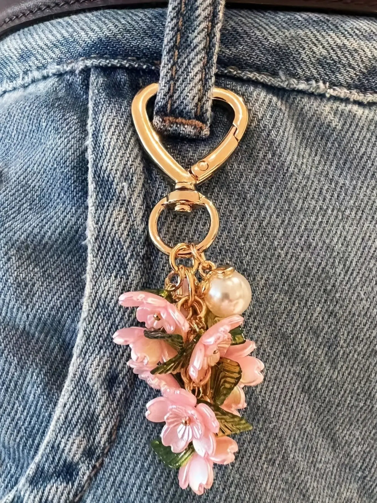 Romantic Heart-Shaped Cherry Keychain, Pink Enamel Cherry Blossom Pendant, Trendy Cute Keychain, Faux Pearl & Flower Clusters Bag Charm Keyring Accessory Valentine/Mother's Day, Aesthetic Keychain