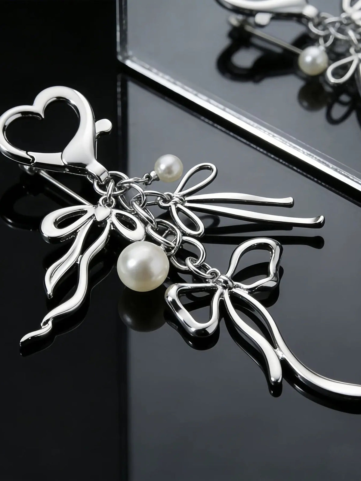 Retro punk style practical texture cherry bag hanging, cherry shape+heart-shaped wing decoration, chain design, heart-shaped buckle, can be used as bag hanging and keychain, exquisite and fashionable, Bag Charm Keychain, Bag Pendant, Bag Accessory