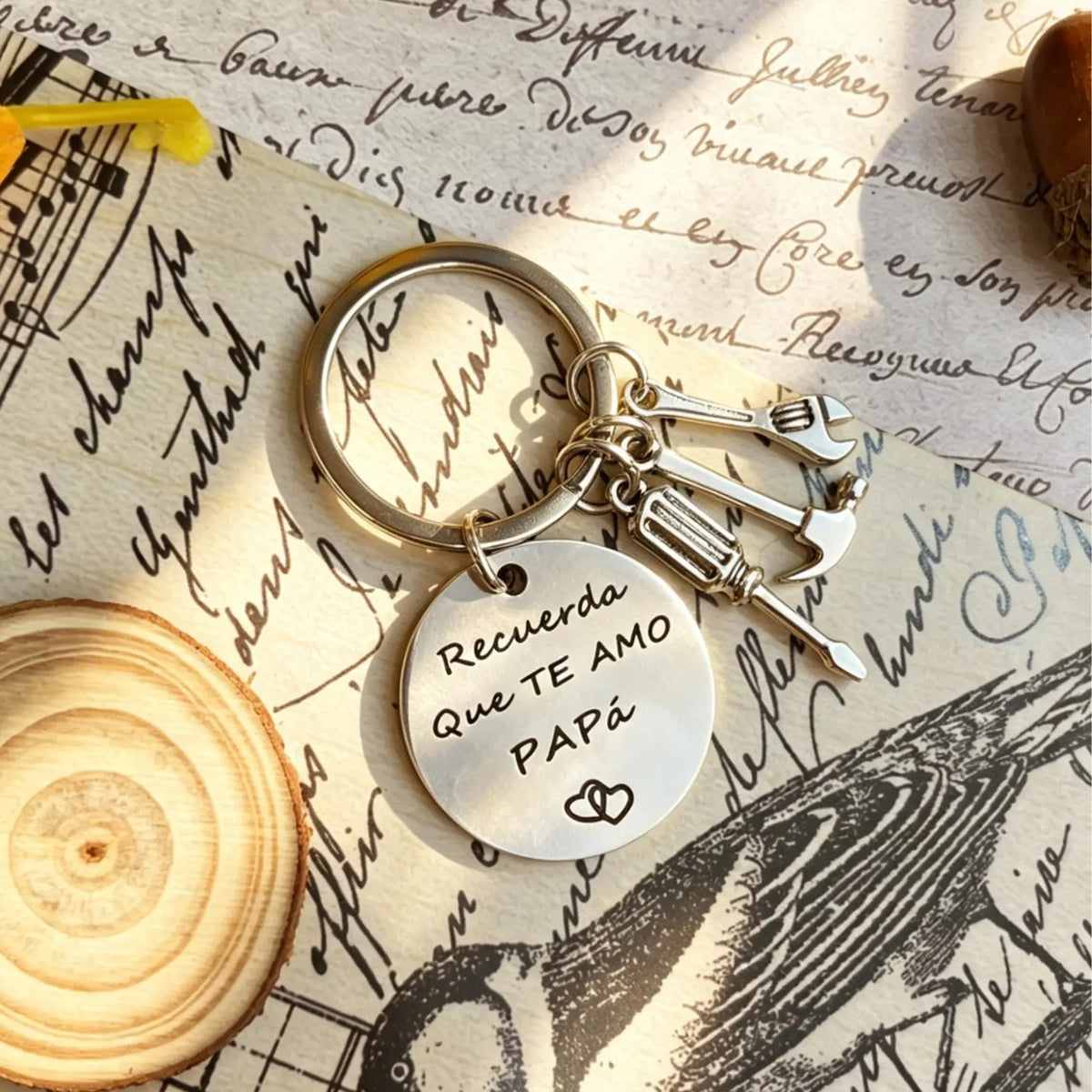 Durable Stainless Steel Keychain Accessory - Round Engraved "Recuerda Que Te Amo Papá" Charm, Double Stainless Steel Rings, Carabiner Tool Keyring, Meaningful Daughter/Son Gift for Dad for Father’s Day, Birthday