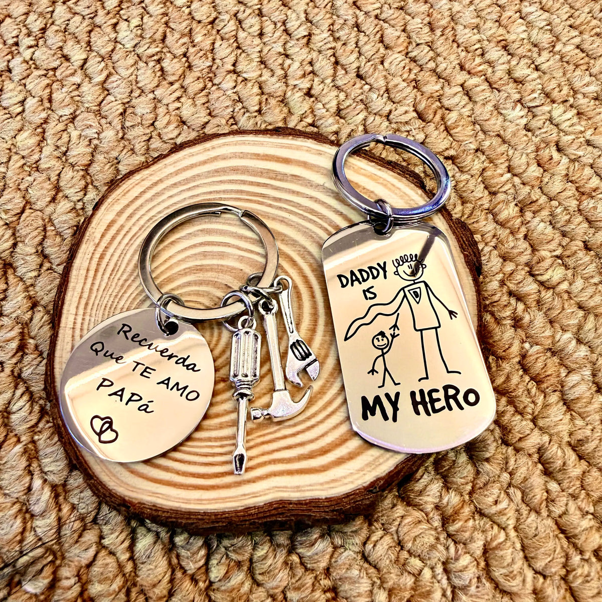 Durable Stainless Steel Keychain Accessory - Round Engraved "Recuerda Que Te Amo Papá" Charm, Double Stainless Steel Rings, Carabiner Tool Keyring, Meaningful Daughter/Son Gift for Dad for Father’s Day, Birthday