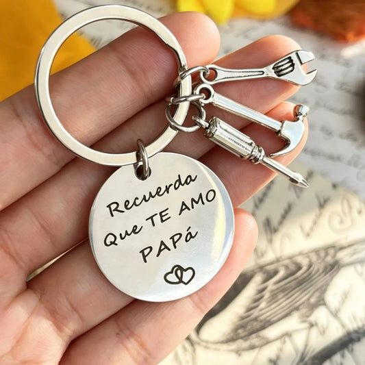 Durable Stainless Steel Keychain Accessory - Round Engraved "Recuerda Que Te Amo Papá" Charm, Double Stainless Steel Rings, Carabiner Tool Keyring, Meaningful Daughter/Son Gift for Dad for Father’s Day, Birthday