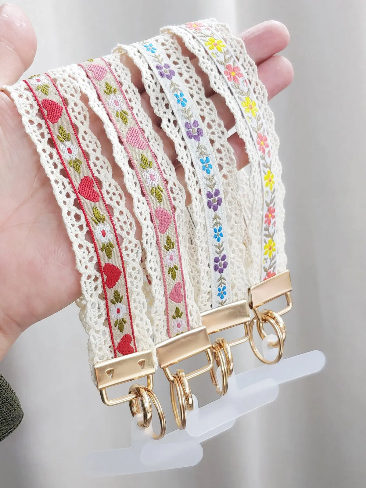 Women's Boho Ethnic Floral Pattern Keychain Cord, Zinc Alloy Lace Embroidered Heart Design, Universal Phone Strap & Bag Charm Accessory, Keychain for Bags, Keychain for Purse