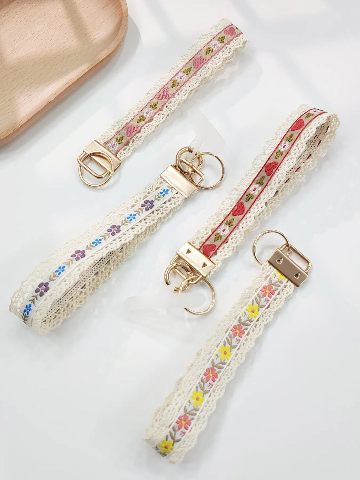 Women's Boho Ethnic Floral Pattern Keychain Cord, Zinc Alloy Lace Embroidered Heart Design, Universal Phone Strap & Bag Charm Accessory, Keychain for Bags, Keychain for Purse