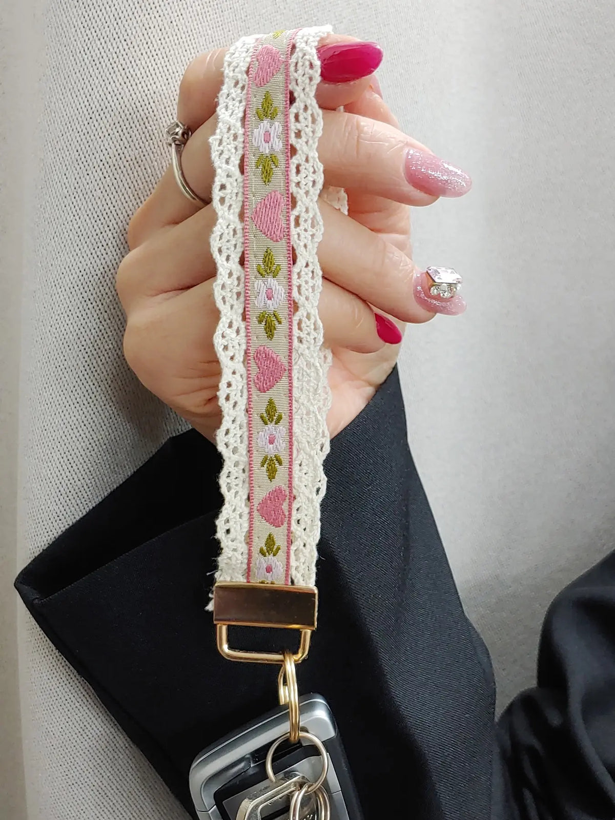 Women's Boho Ethnic Floral Pattern Keychain Cord, Zinc Alloy Lace Embroidered Heart Design, Universal Phone Strap & Bag Charm Accessory, Keychain for Bags, Keychain for Purse