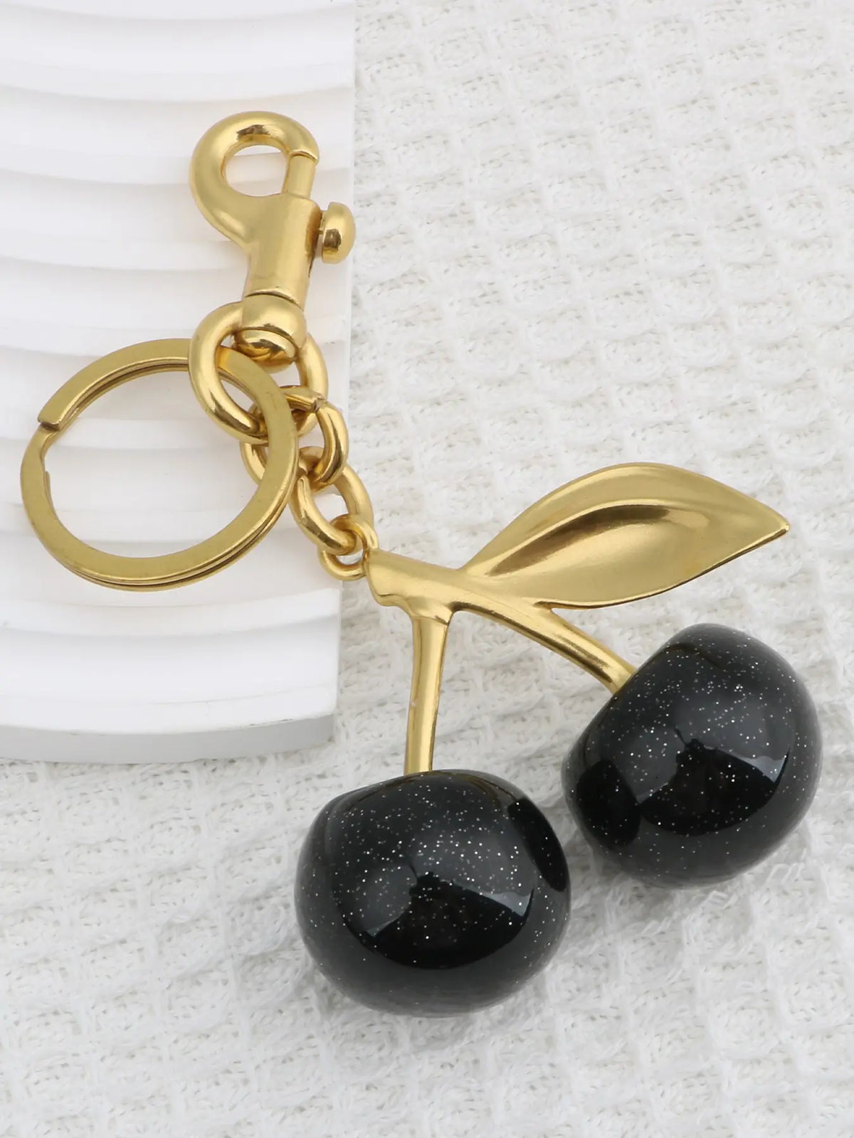High-End Cherry Bag Charm, Resin Realistic Fruit Keychain, Resin Keyring, Heart Handle Keychains, Stylish Accessory for Bags and Keys