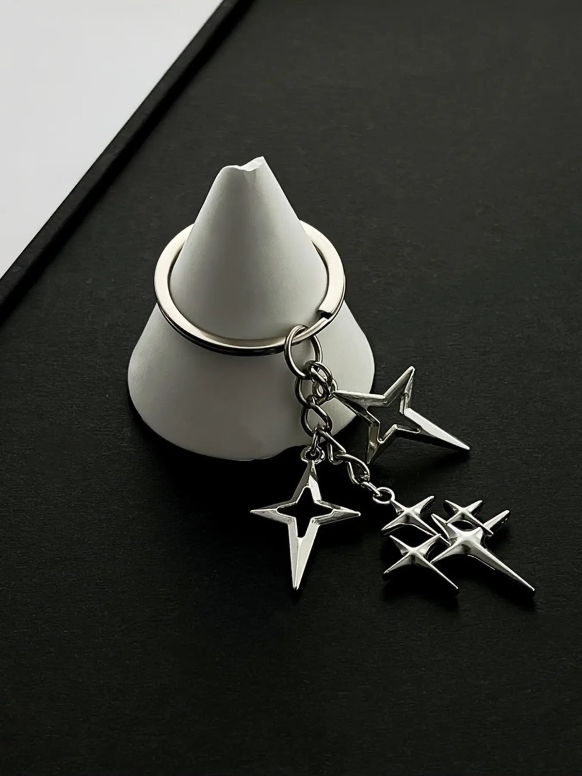 Retro Y2K Style Four-Pointed Star Design, Durable Alloy Metal Keychain Pendant for Men, Stylish Keychain, Cool Keychains, Perfect Accessory for Bags, Backpacks & Cars